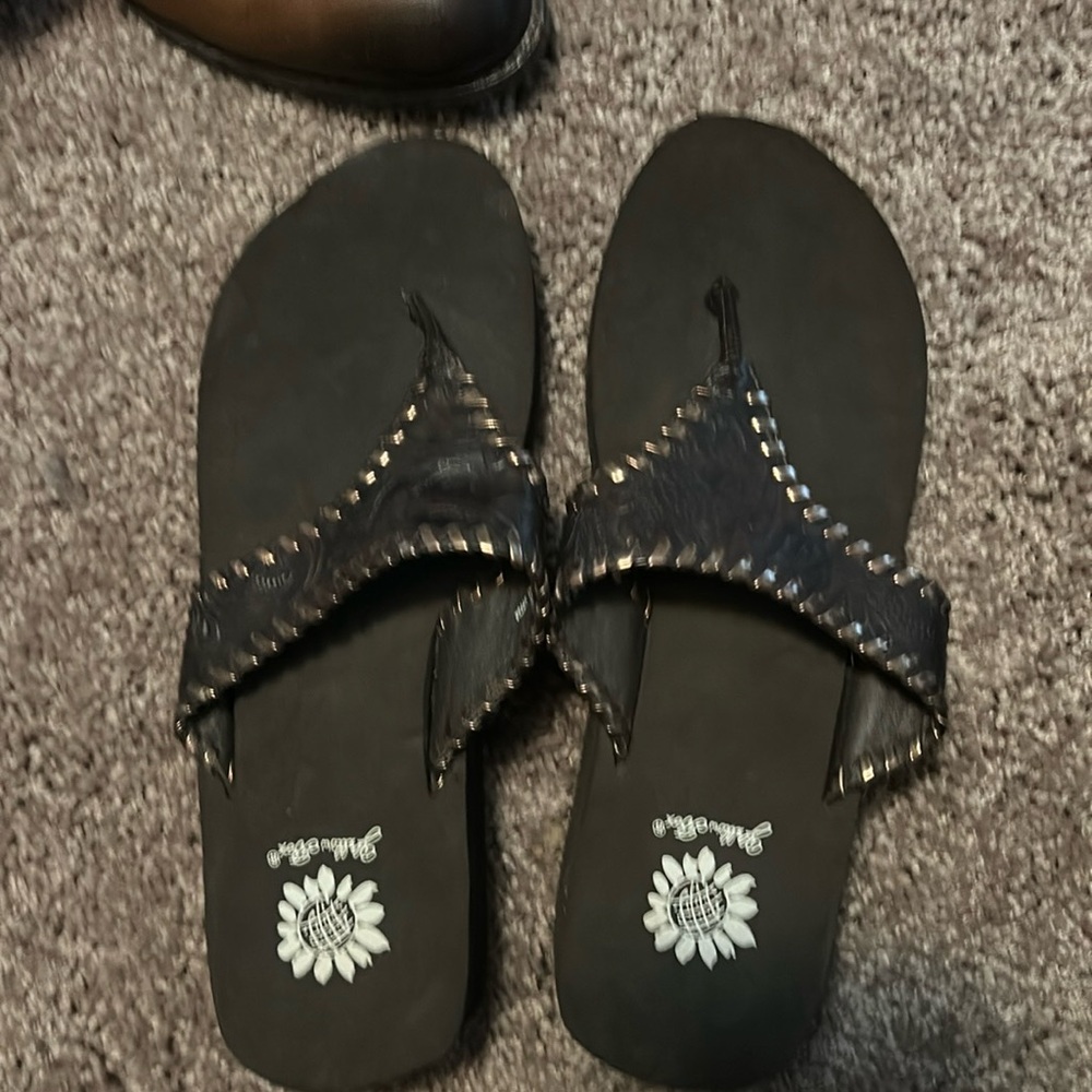 Yellow Box brown tooled women’s flip flop sandals. Size 8. Barely worn.